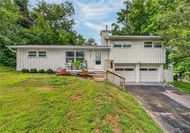Photo 3 of Single family home for sale at 6922 Nw 68th Terrace, Kansas City, MO 64152 | MLS# 2631880 | Listing updated on 2026-10-05