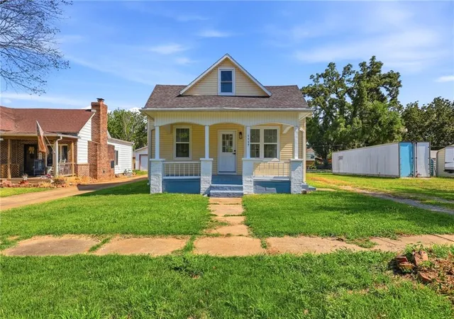 1st image of 1117 E 1st St, Fort Scott, KS 66701 | MLS# 2631905