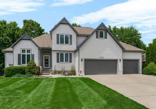 Photo 1 of Sale Pending at 808 Sw Springwater Ln, Lee's Summit, MO 64081 | MLS# 2631937 | Listing updated on 2026-09-02