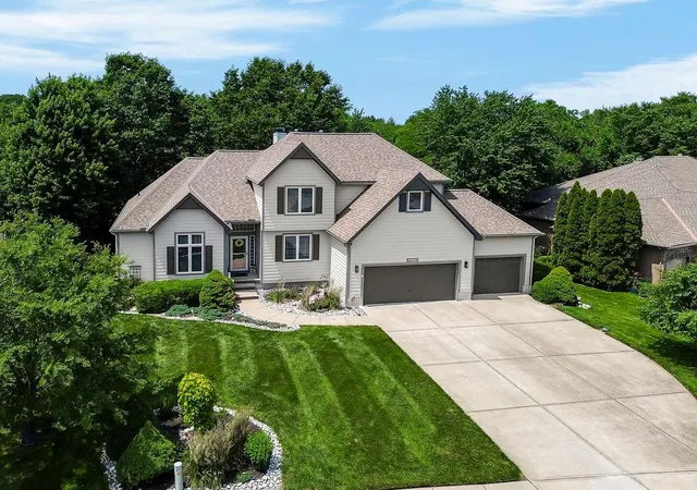 Photo 2 of Sale Pending at 808 Sw Springwater Ln, Lee's Summit, MO 64081 | MLS# 2631937 | Listing updated on 2026-09-02