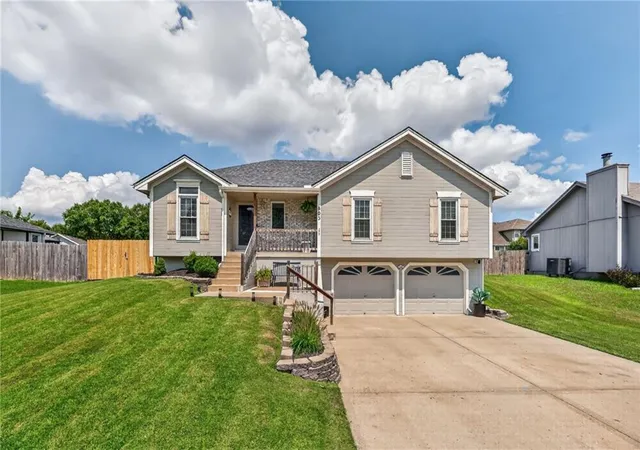 2nd image of 503 Newport Dr, Smithville, MO 64089 | MLS# 2631938