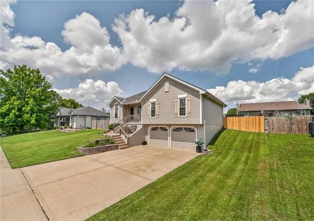3rd image of 503 Newport Dr, Smithville, MO 64089 | MLS# 2631938