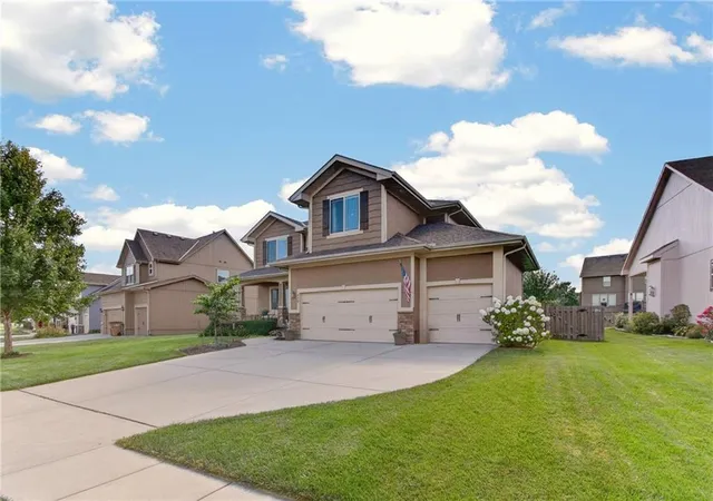 Photo 3 of Single family home for sale at 420 Meadowlark Dr, Raymore, MO 64083 | MLS# 2631950 | Listing updated on 2026-08-07