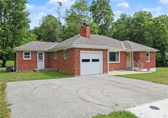 Photo 3 of Single family home for sale at 506 W Mississippi St, Liberty, MO 64068 | MLS# 2631969 | Listing updated on 2026-10-01