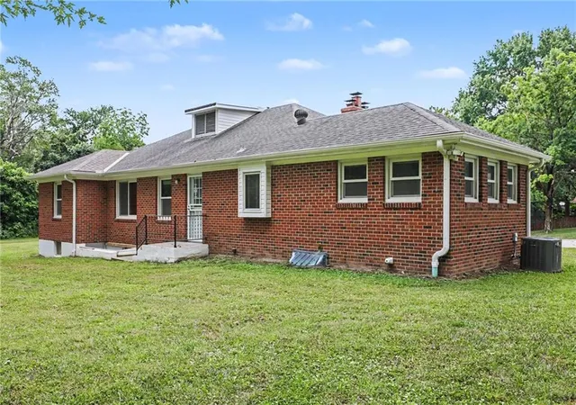 Photo 4 of Single family home for sale at 506 W Mississippi St, Liberty, MO 64068 | MLS# 2631969 | Listing updated on 2026-10-01