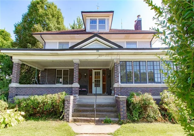 Photo 2 of Single family home for sale at 210 E Gay St, Warrensburg, MO 64093 | MLS# 2631986 | Listing updated on 2026-09-04
