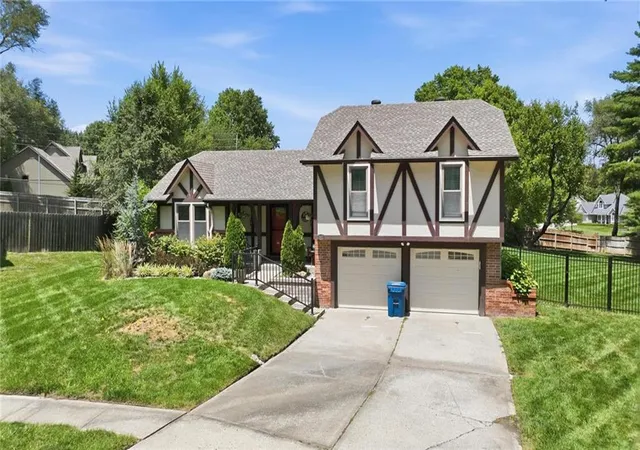Single family home for sale at 842 York Pl, Liberty, MO 64068 | MLS# 2632000