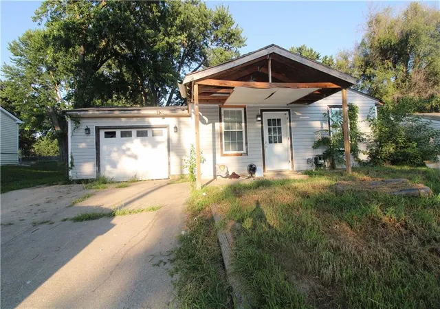 Photo 1 of Single family home for sale at 3305 S Leonard Rd, Saint Joseph, MO 64503 | MLS# 2632007 | Listing updated on 2026-07-17
