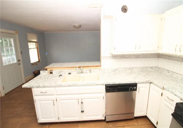 Photo 4 of Single family home for sale at 3305 S Leonard Rd, Saint Joseph, MO 64503 | MLS# 2632007 | Listing updated on 2026-07-17