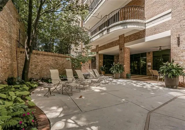 Listing Photo 2 - Condo for sale in building located at 433 Ward Pkwy, Kansas City, MO 64112 - Unit #1S