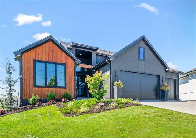 Photo 1 of Single family home for sale at 17420 Crystal St, Overland Park, KS 66221 | MLS# 2632011 | Listing updated on 2026-07-17