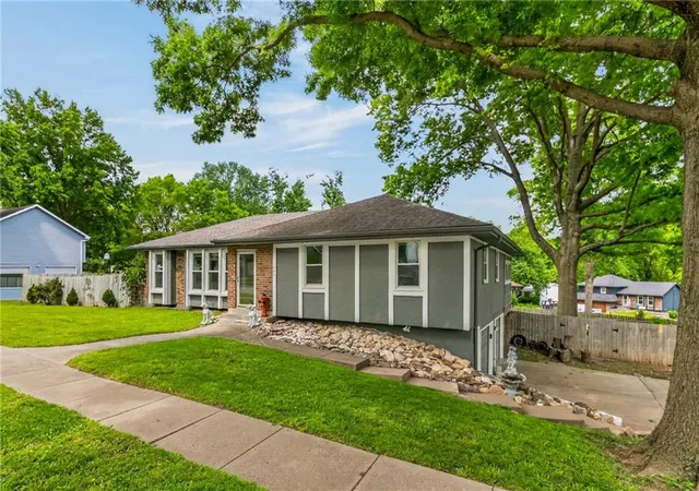 Photo 2 of Single family home for sale at 1524 Oxford Ct, Liberty, MO 64068 | MLS# 2632015 | Listing updated on 2026-09-29