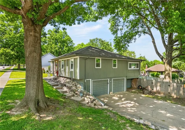 Photo 3 of Single family home for sale at 1524 Oxford Ct, Liberty, MO 64068 | MLS# 2632015 | Listing updated on 2026-09-29
