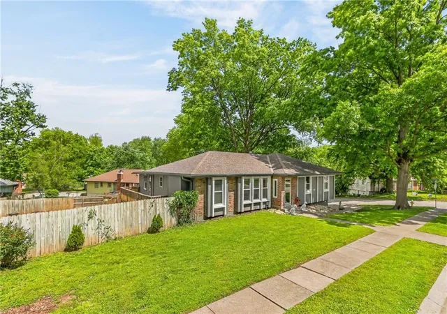 Photo 3 of Single family home for sale at 1524 Oxford Ct, Liberty, MO 64068 | MLS# 2632015 | Listing updated on 2026-09-29