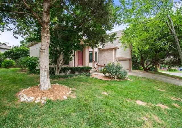 Photo 2 of Single family home for sale at 2823 S Stoneridge Dr, Blue Springs, MO 64015 | MLS# 2632023 | Listing updated on 2026-10-03