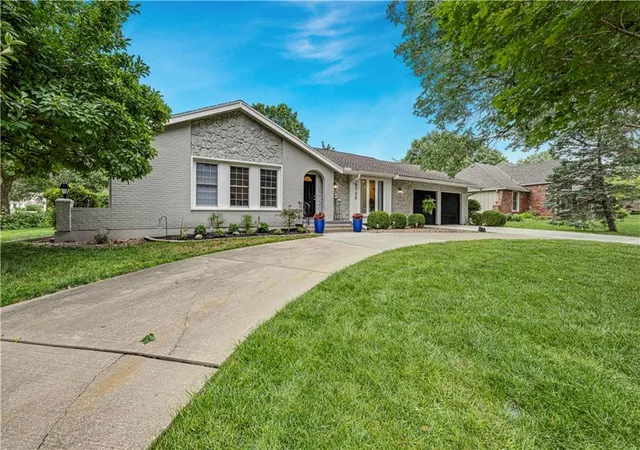 3rd image of 12730 Overbrook Rd, Leawood, KS 66209 | MLS# 2632029