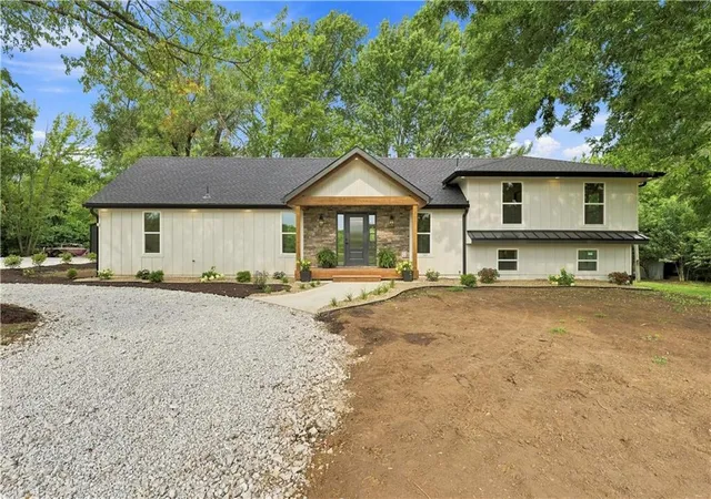 2nd image of 3222 Pryor Rd, Lee's Summit, MO 64082 | MLS# 2632032