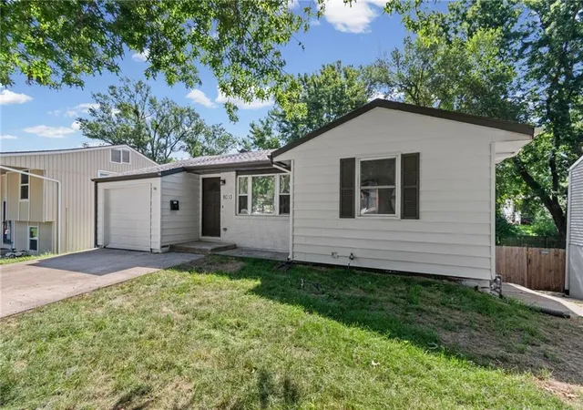 Photo 2 of Single family home for sale at 8033 Ne San Rafael Dr, Kansas City, MO 64119 | MLS# 2632033 | Listing updated on 2026-08-27