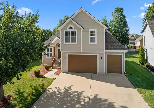 Photo 1 of Single family home for sale at 804 Sw 34th Terrace, Lee's Summit, MO 64082 | MLS# 2632038 | Listing updated on 2026-10-10
