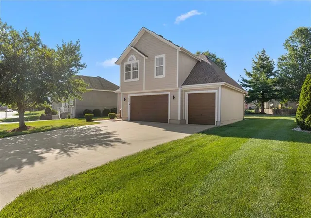 Photo 2 of Single family home for sale at 804 Sw 34th Terrace, Lee's Summit, MO 64082 | MLS# 2632038 | Listing updated on 2026-10-10