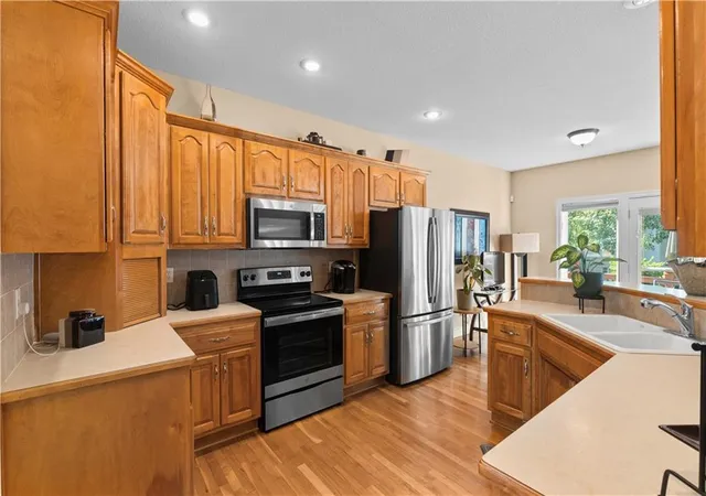 Photo 3 of Single family home for sale at 804 Sw 34th Terrace, Lee's Summit, MO 64082 | MLS# 2632038 | Listing updated on 2026-10-10