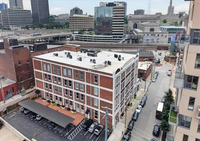 2nd image of 2029 Wyandotte #204th St, Kansas City, MO 64108