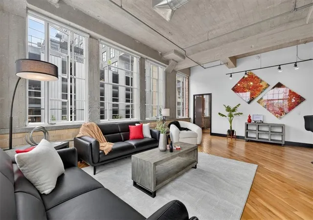 Listing Photo 4 - Condo for sale in building located at 2029 Wyandotte St, Kansas, MO 64108 - Unit #204