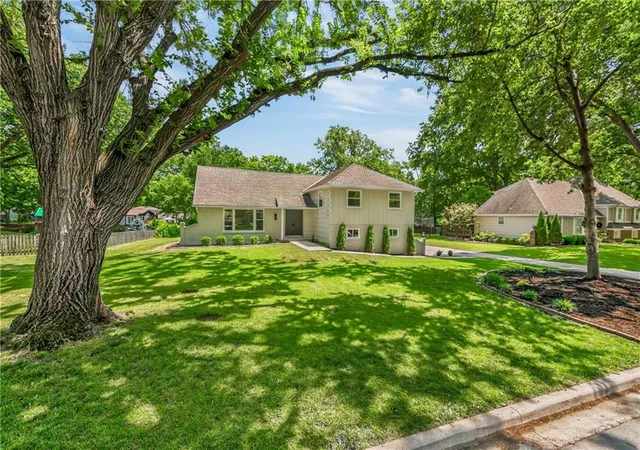Photo 3 of Single family home for sale at 10505 Belinder Rd, Leawood, KS 66206 | MLS# 2632042 | Listing updated on 2026-09-04