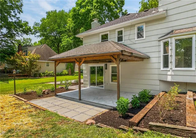 Photo 4 of Single family home for sale at 10505 Belinder Rd, Leawood, KS 66206 | MLS# 2632042 | Listing updated on 2026-09-24