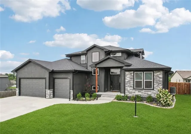 1st image of 2705 Meadowbrook Ct, Tonganoxie, KS 66086 | MLS# 2632060