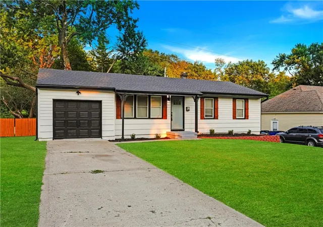 1st image of 6409 N Woodland Ave, Gladstone, MO 64118 | MLS# 2632070