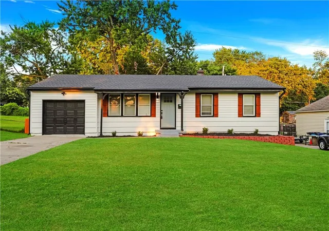 2nd image of 6409 N Woodland Ave, Gladstone, MO 64118 | MLS# 2632070