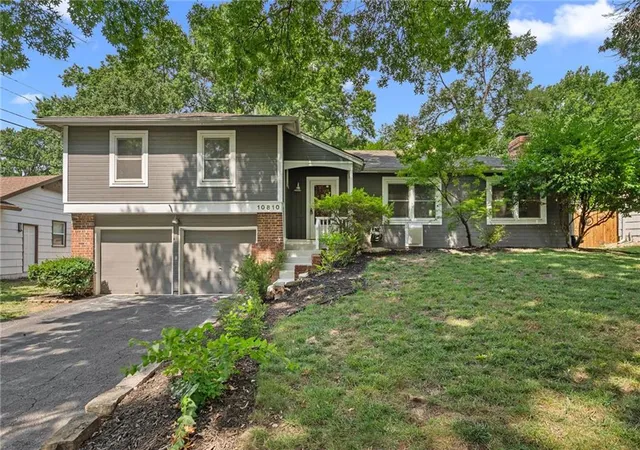 Photo 1 of Single family home for sale at 10810 Oak St, Kansas City, MO 64114 | MLS# 2632073 | Listing updated on 2026-08-18