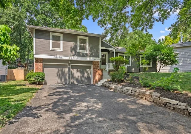 Photo 3 of Single family home for sale at 10810 Oak St, Kansas City, MO 64114 | MLS# 2632073 | Listing updated on 2026-08-18