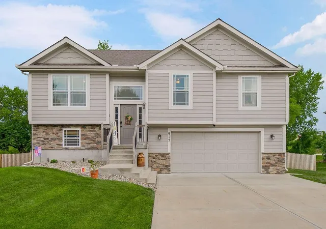 Photo 1 of Single family home for sale at 915 W 7th Avenue, Kearney, MO 64060 | MLS# 2632074 | Listing updated on 2026-08-10