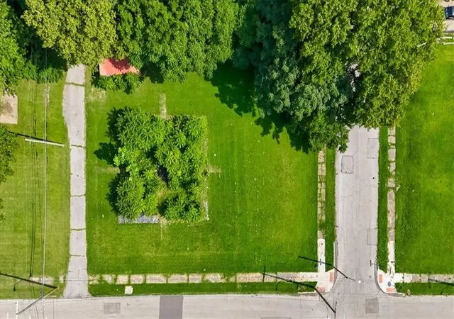 Photo 3 of Sale Pending at 1612 E 30th Street, Kansas City, MO 64109 | MLS# 2632077 | Listing updated on 2026-08-12