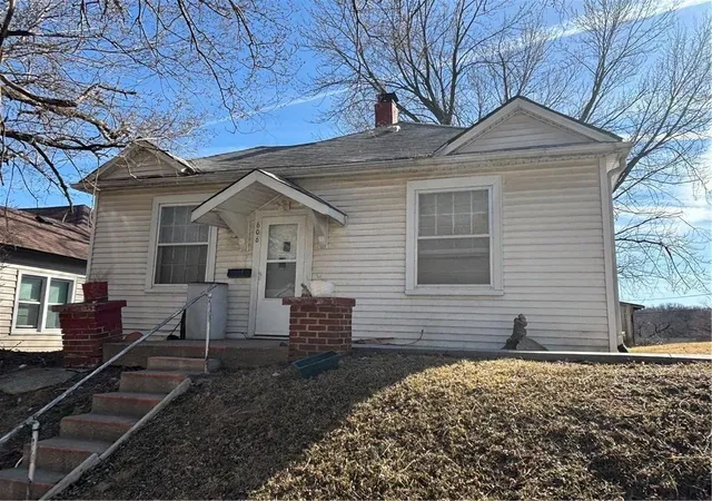 Single family home for sale at 606 Harmon St, Saint Joseph, MO 64504 | MLS# 2632093