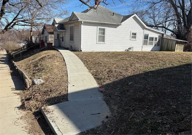 Photo 2 of Single family home for sale at 606 Harmon St, Saint Joseph, MO 64504 | MLS# 2632093 | Listing updated on 2026-08-03