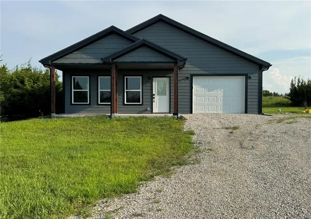1st image of 213 Bald Eagle Dr, La Cygne, KS 66040 | MLS# 2632108