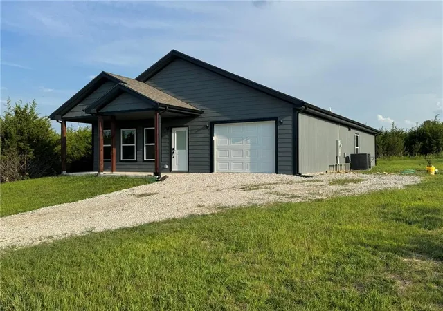 2nd image of 213 Bald Eagle Dr, La Cygne, KS 66040 | MLS# 2632108