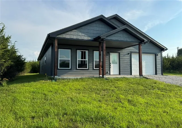 3rd image of 213 Bald Eagle Dr, La Cygne, KS 66040 | MLS# 2632108