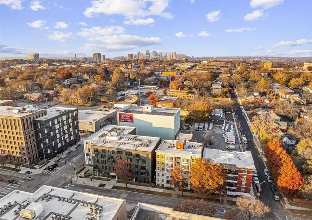 Listing Photo 2 - Condo for sale in building located at 1110 E Armour Blvd, Kansas City, MO 64109 - Unit #2