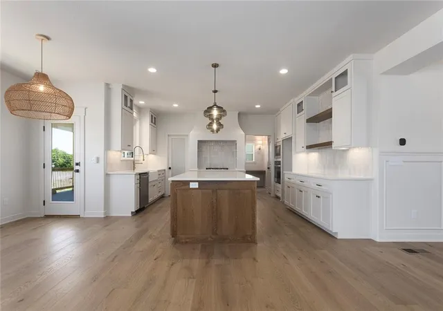Photo 2 of Sale Pending at 5518 Nw Thousand Oaks Dr, Kansas City, MO 64152 | MLS# 2632126 | Listing updated on 2026-08-13