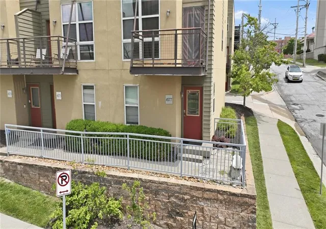1st image of 4577 Madison Ave #E4, Kansas City, MO 64111 | MLS# 2632131