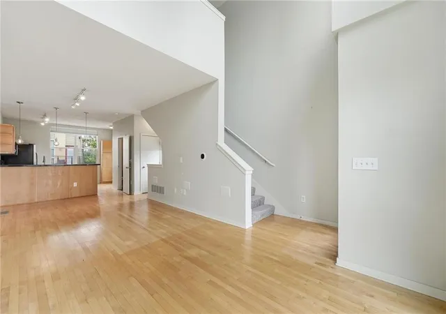 2nd image of 4577 Madison Ave #E4, Kansas City, MO 64111 | MLS# 2632131
