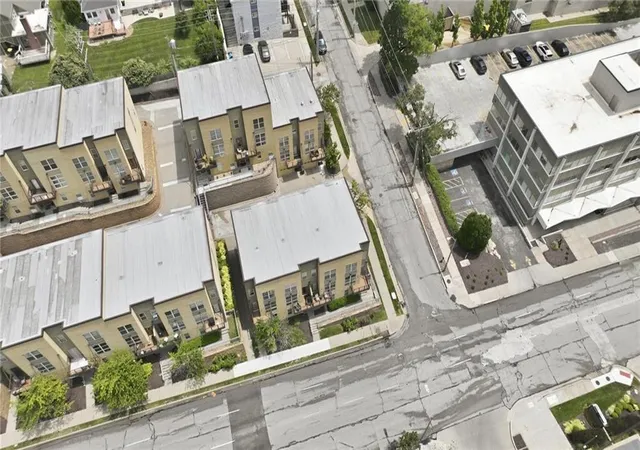 2nd image of 4577 Madison Ave, Kansas City, MO 64111