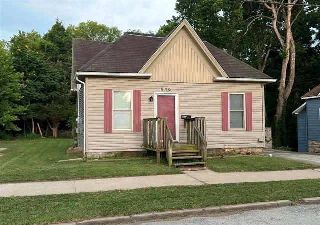 Photo 1 of Sale Pending at 515 Park Ave, Excelsior Springs, MO 64024 | MLS# 2632143 | Listing updated on 2026-08-10