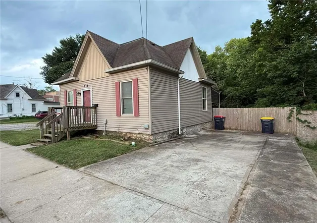 Photo 3 of Sale Pending at 515 Park Ave, Excelsior Springs, MO 64024 | MLS# 2632143 | Listing updated on 2026-08-10