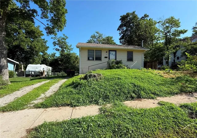 Photo 1 of Single family home for sale at 902 Williams St, Excelsior Springs, MO 64024 | MLS# 2632158 | Listing updated on 2026-07-21