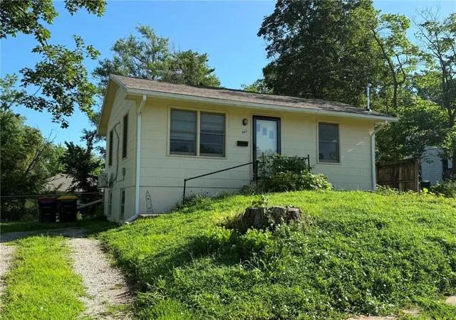 Photo 2 of Single family home for sale at 902 Williams St, Excelsior Springs, MO 64024 | MLS# 2632158 | Listing updated on 2026-07-21